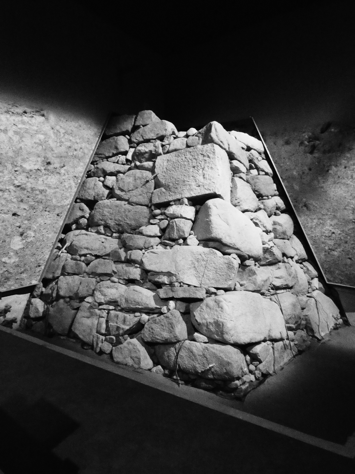 18p_訪問_豊臣_02展示されている豊臣時代の石垣。野面積みだが、角部分に算木積みが見られる。