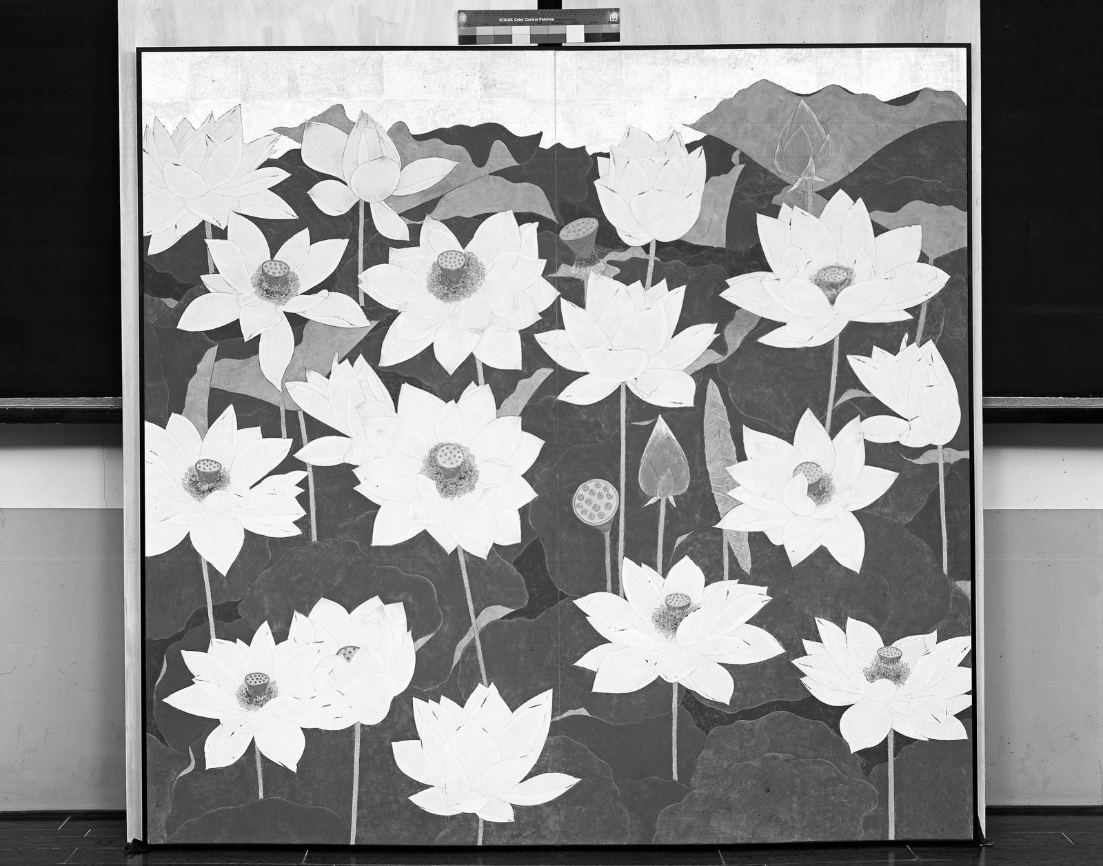 20p_アート_「濁水に汚されない蓮のように」（右）前期.